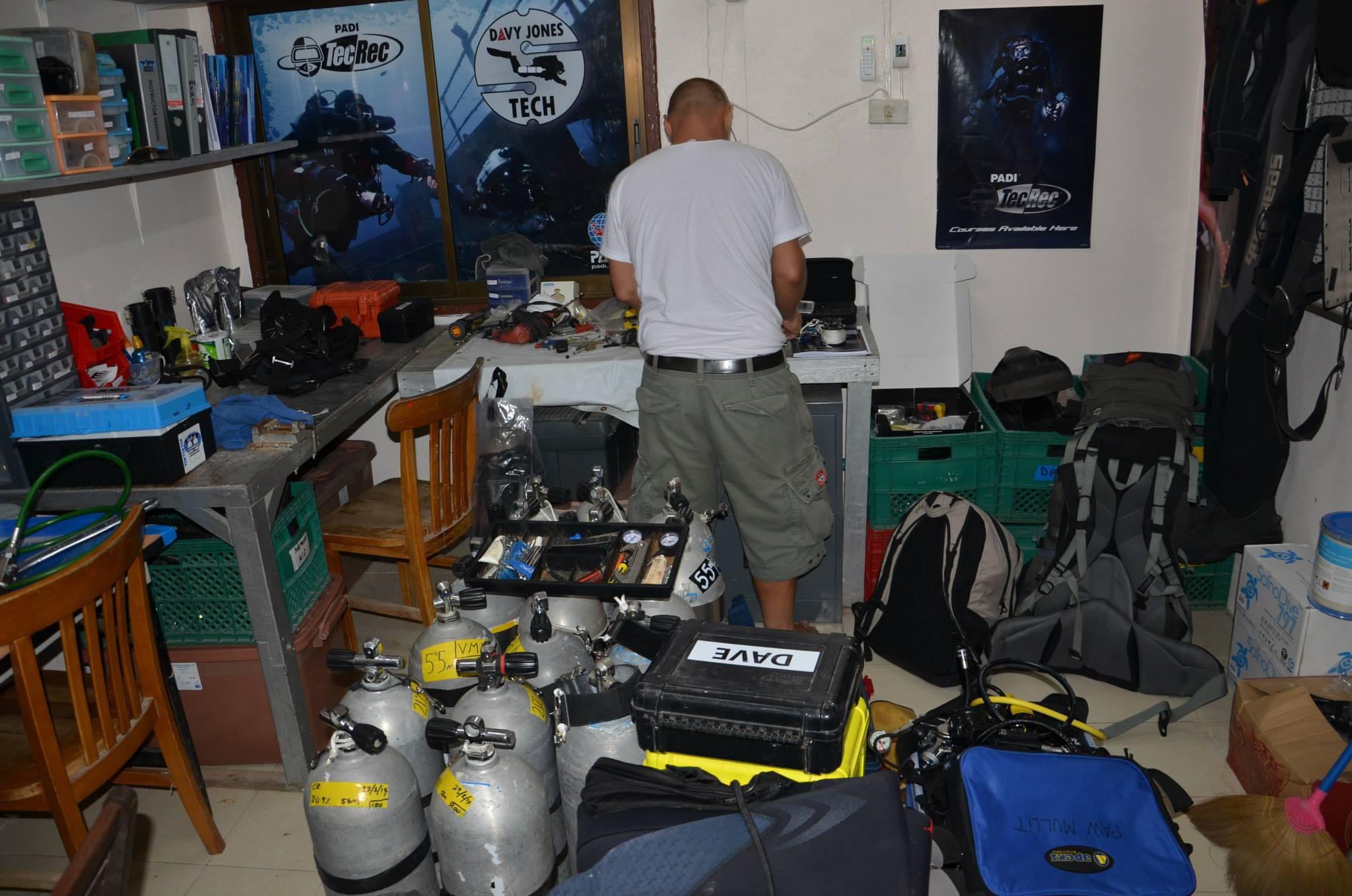 Diving Equipment Workshop fixing equpiment